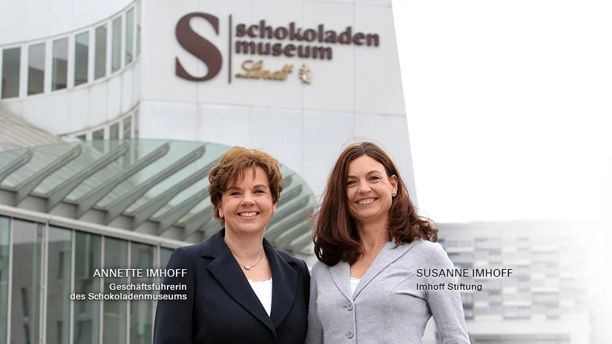 Annette und Susanne Imhoff vor dem Schokoladenmuseum
