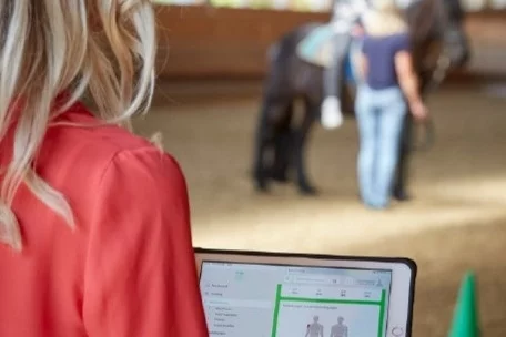 Therapeutin erhebt Daten bei Reittherapie