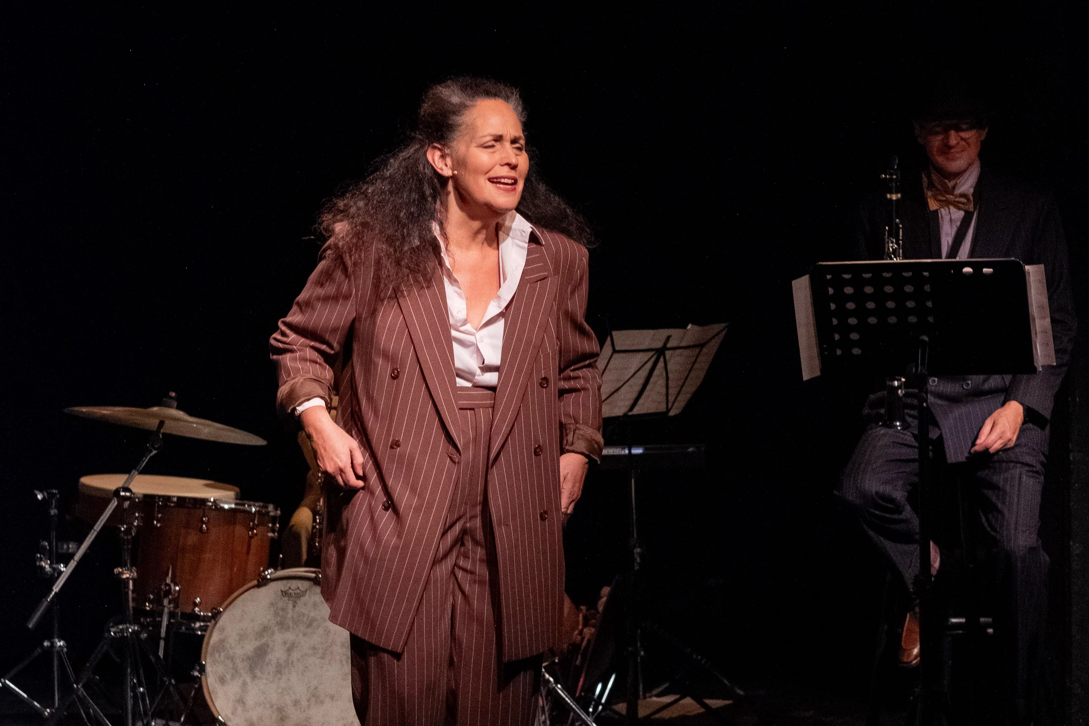 Dalia Schaechter singt auf der Buehne